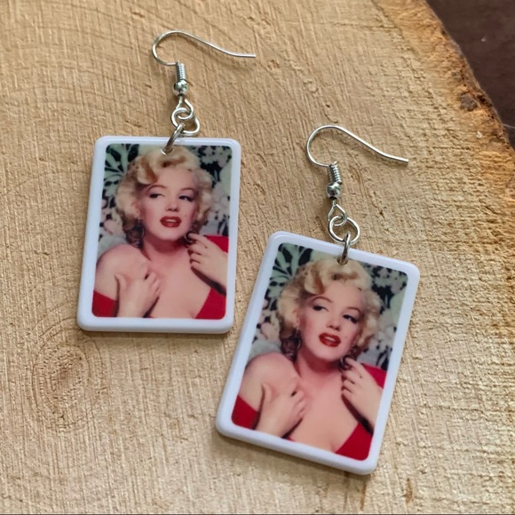 💄 Stunning Marilyn Monroe Drop Earrings - Picture 3 of 4